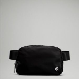 BLACK LULULEMON BELT BAG